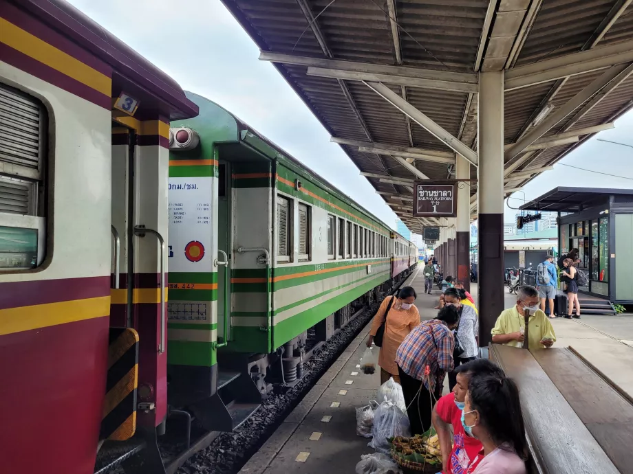 Plattform vid Thonburi Station