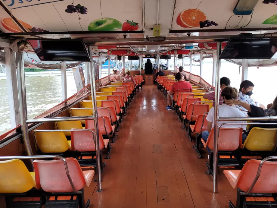 Interiör av Chao Phraya Express Boat