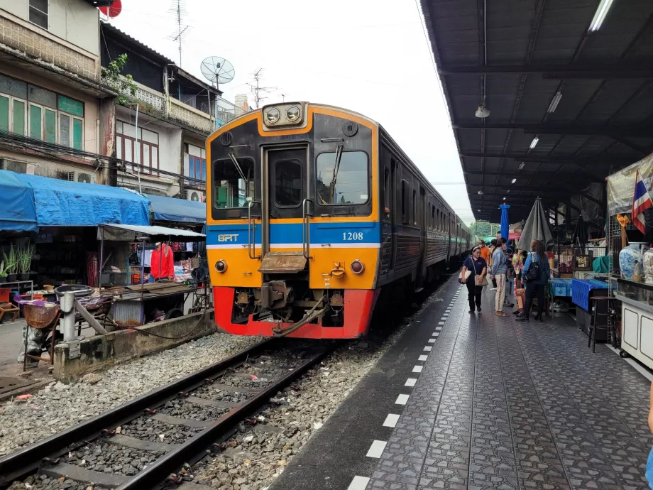 Tåg till Wongwian Yai Station