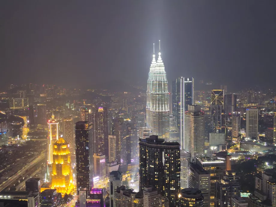 Utsikt över Petronas Twin Towers från den öppna terrassen