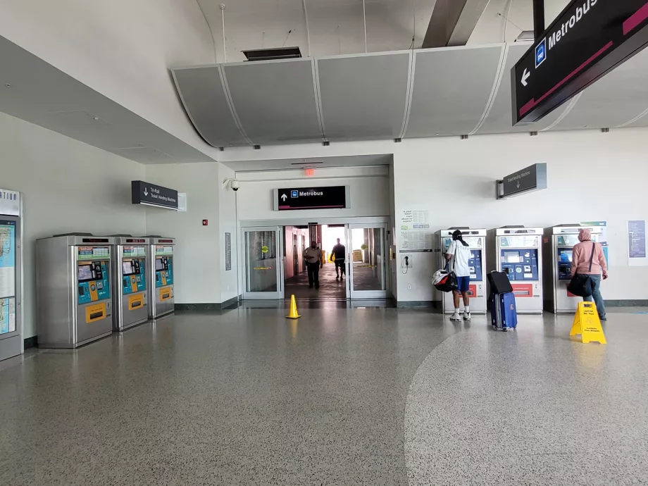 Tri-Rail-maskiner till vänster, bussentré i mitten, tunnelbane- och bussmaskiner till höger