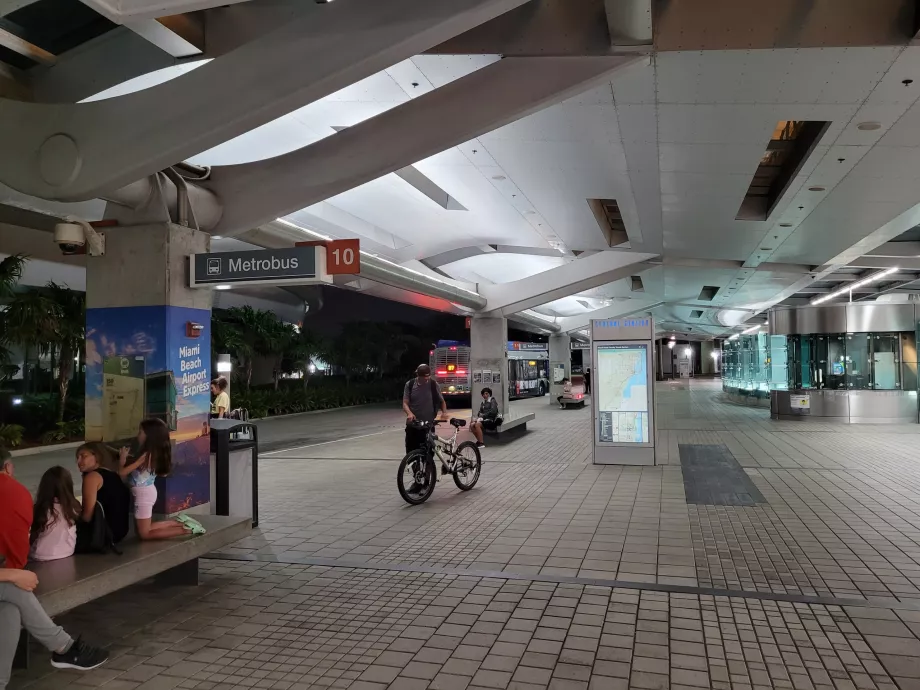 Busshållplats 150 i riktning mot Miami Beach