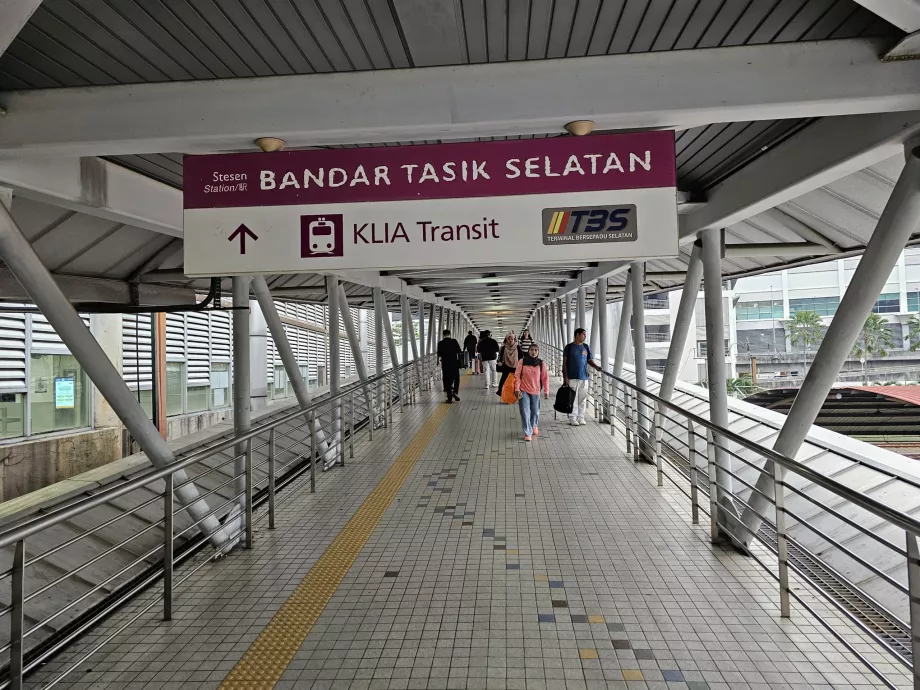 Gångstråk från tunnelbanan till bussterminalen
