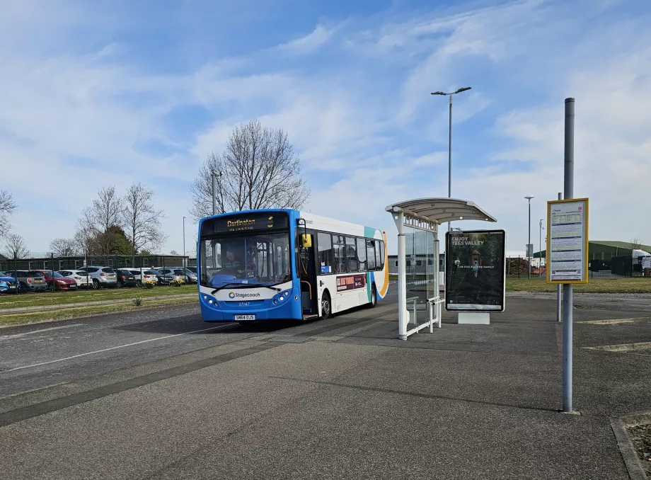 Busshållplats för busslinje 6 till höger om terminalen