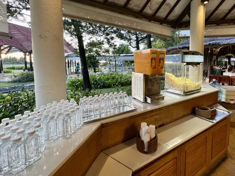 Vatten, juice och popcorn