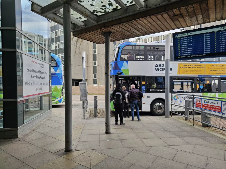 Busshållplats (nummer 3) för buss 727 från flygplatsen till Union Square