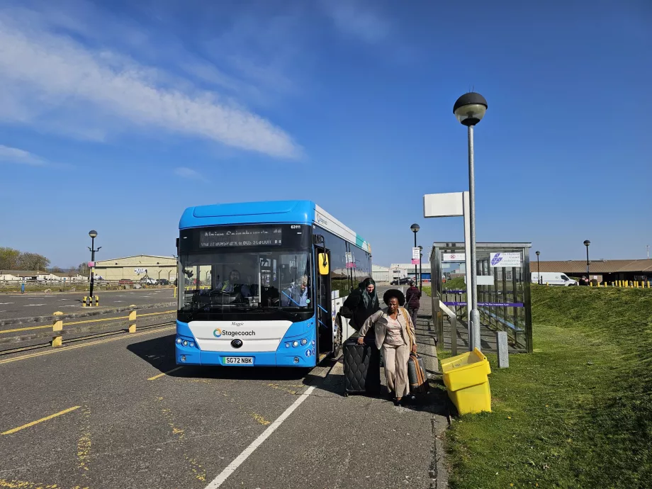 Busshållplats framför terminalen (riktning Inverness och Nairn)