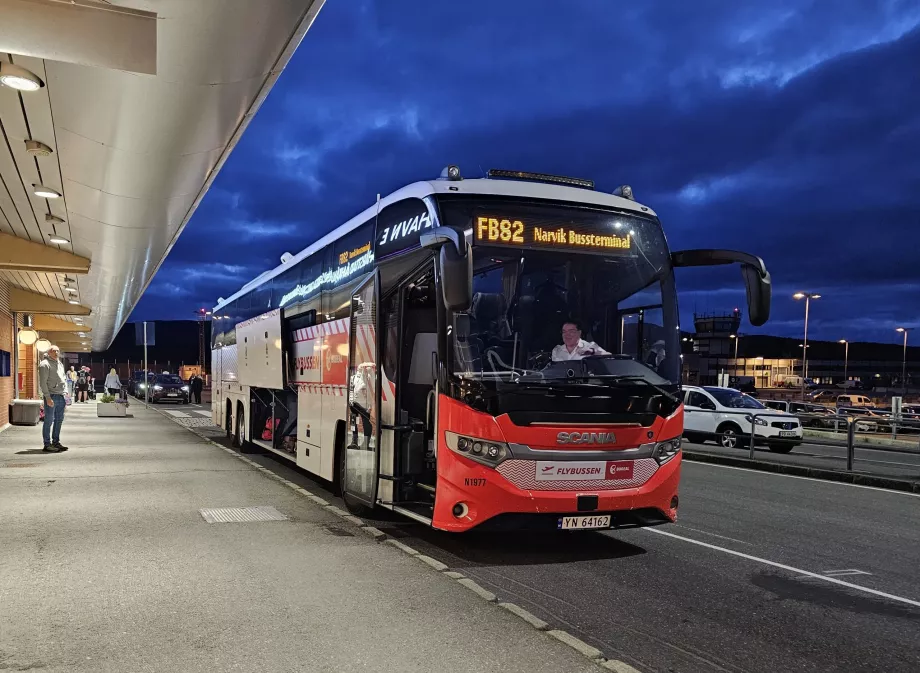 Flybussen framför terminalen