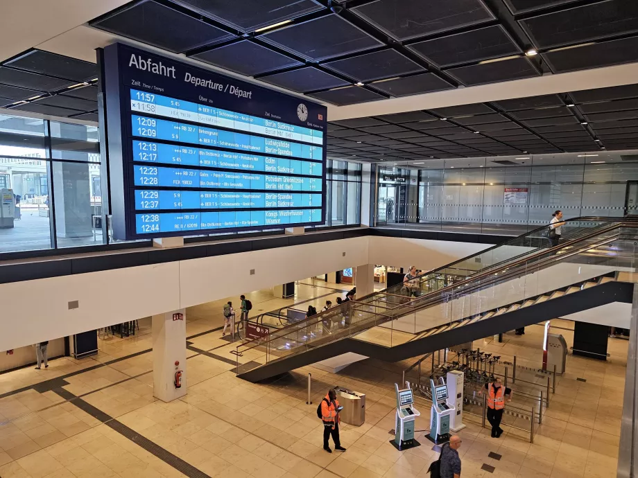Ingång till järnvägsstationen, flygplats BER