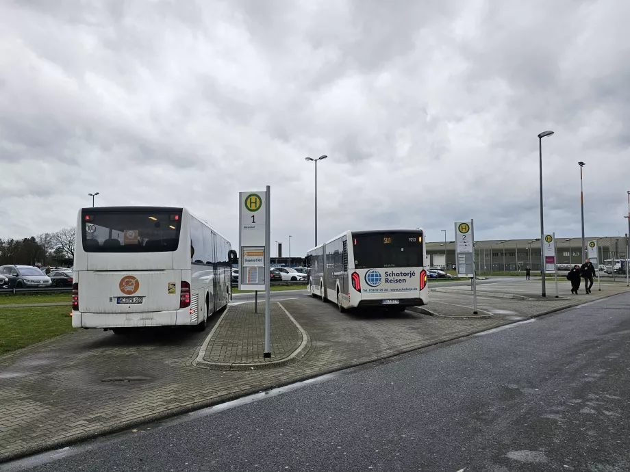 Busshållplatser vid flygplatsen