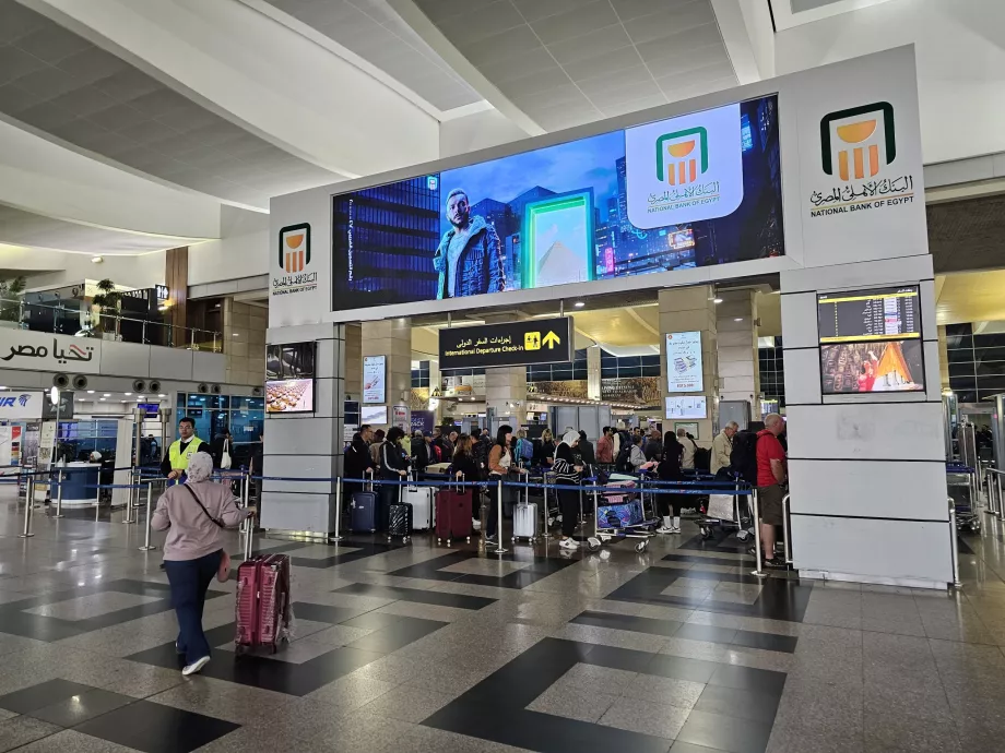 Säkerhetskontroll innan du går in i terminalen