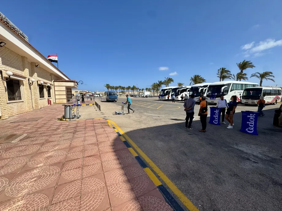 Delegater och bussar omedelbart utanför terminalen