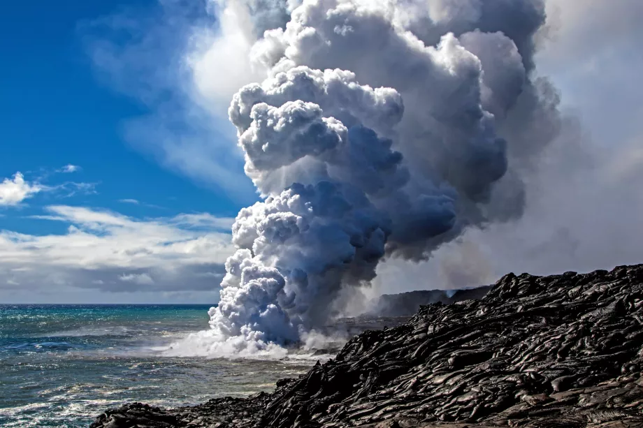 Lava på väg ut i havet