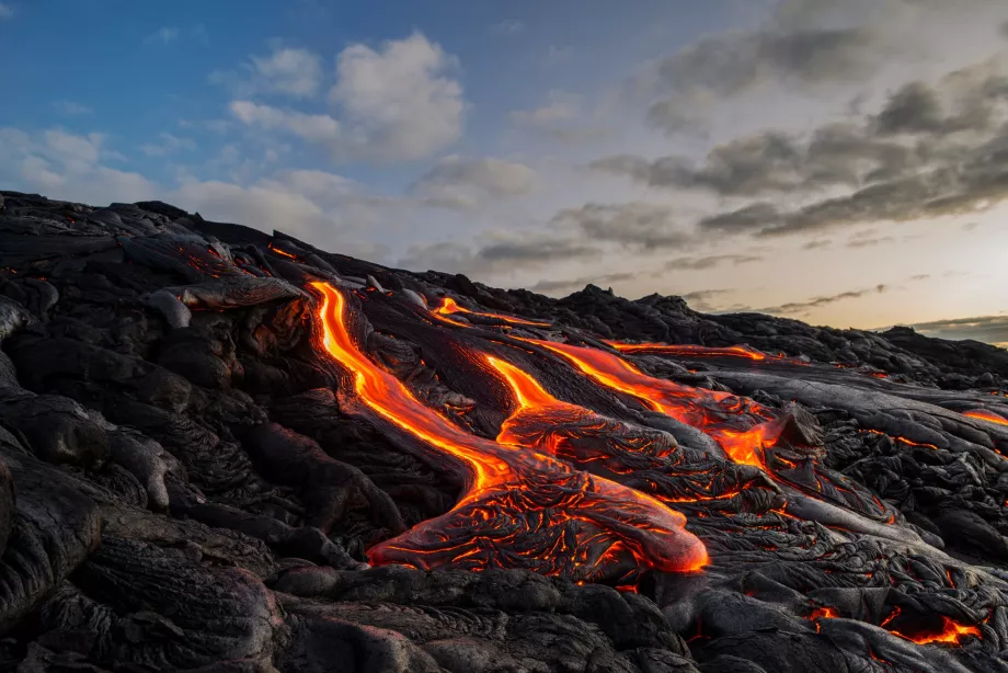 Strömmande lava vid vägen