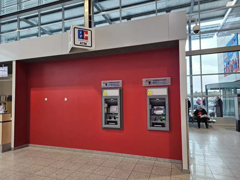 Bankomat i ankomsthallen