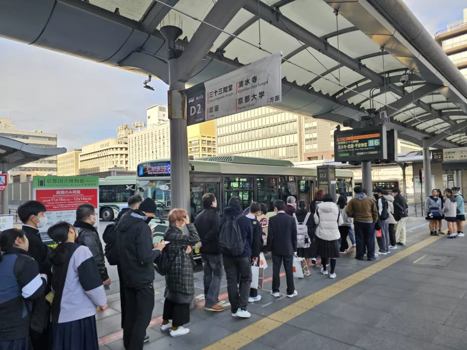 Kö till stadsbussen