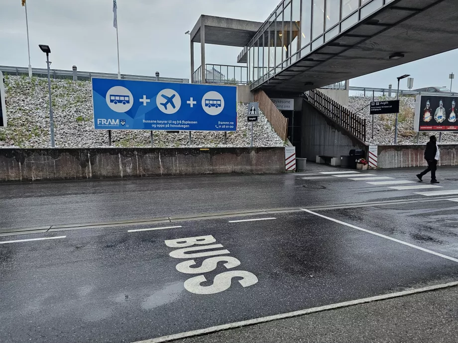 Busshållplats från staden (riktning Kristiansund m.m.)