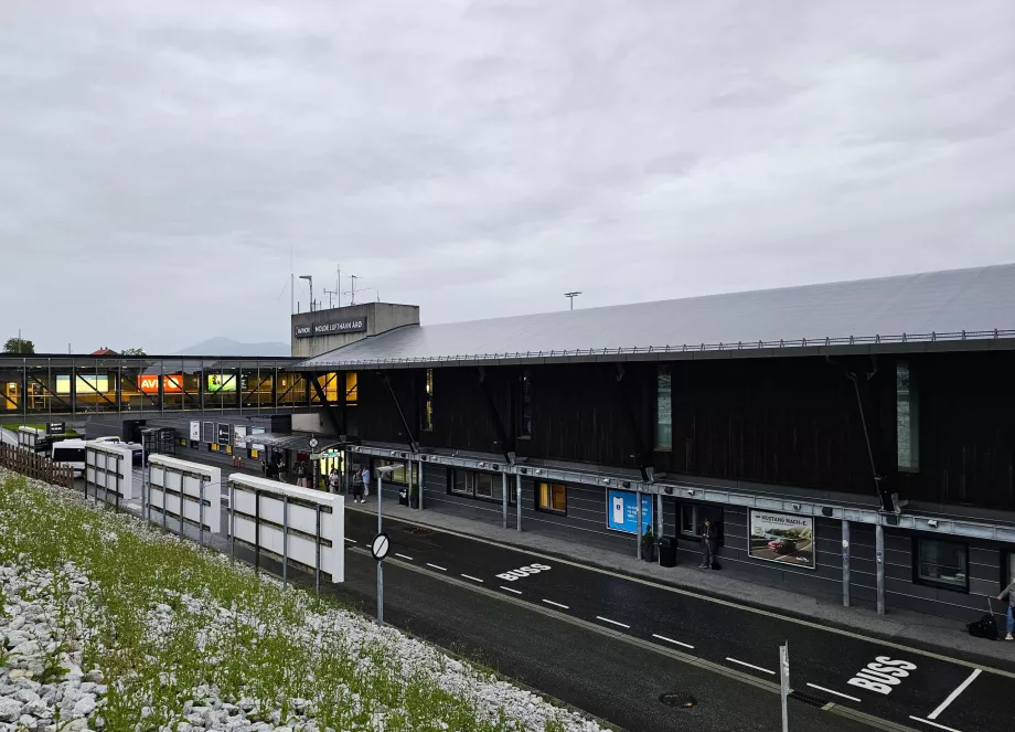 ankomst till flygplatsen Molde