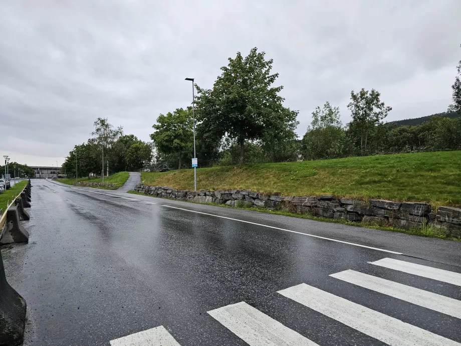 Vägbeskrivning till busshållplatsen i riktning mot Molde