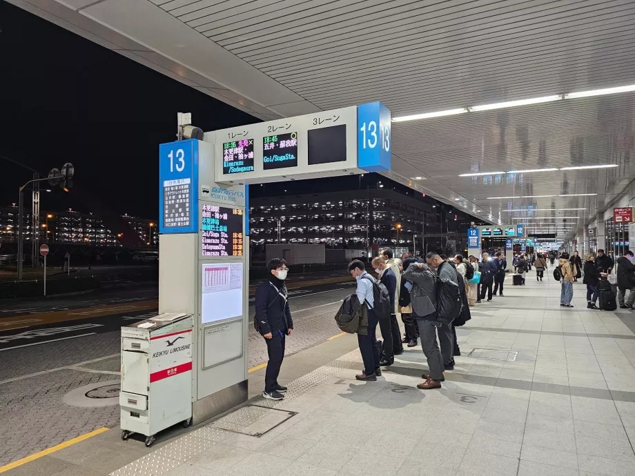 Busshållplatser framför Terminal 1