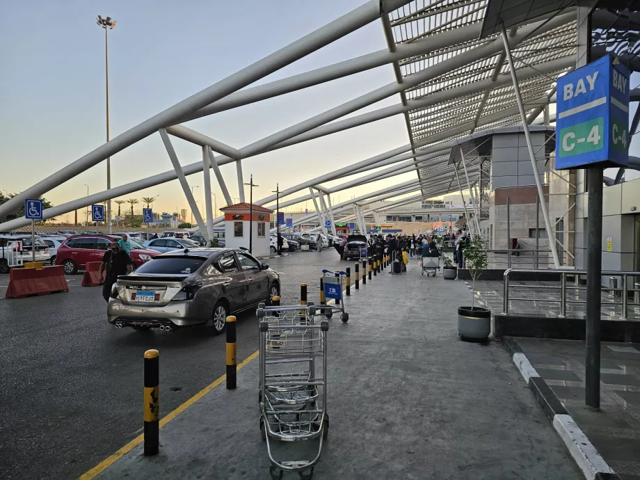 Uber upphämtningsplats framför terminalerna 2 och 3