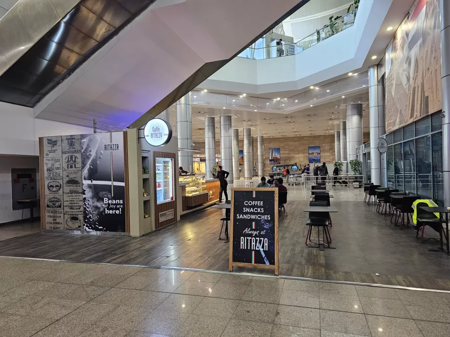 Café i det allmänna området i Terminal 3, Ankomster