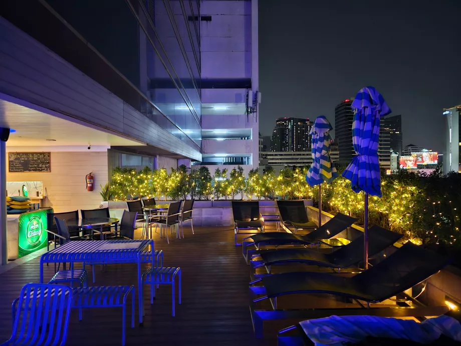 Poolterrassen i mörkret