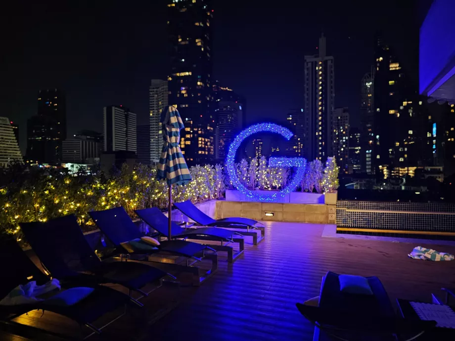 Poolterrassen i mörkret