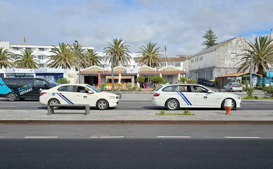 Taxistation vid hamnen i Madalena