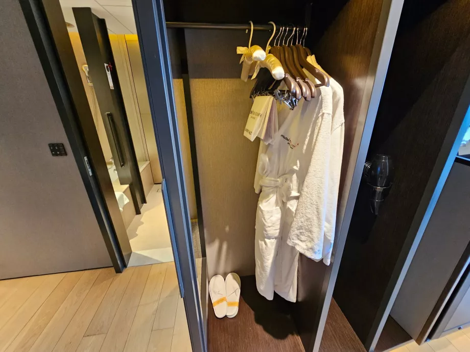 Badrockar, tofflor och hårtork