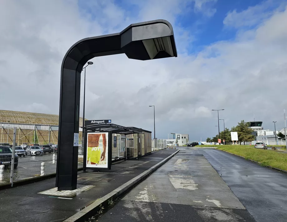 Busshållplats vid flygplatsen