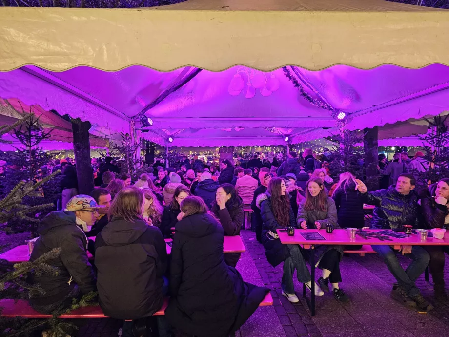 Julmarknad Weiße-Lilie-Brunnen