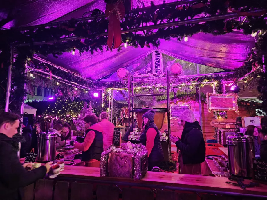 Julmarknad Weiße-Lilie-Brunnen