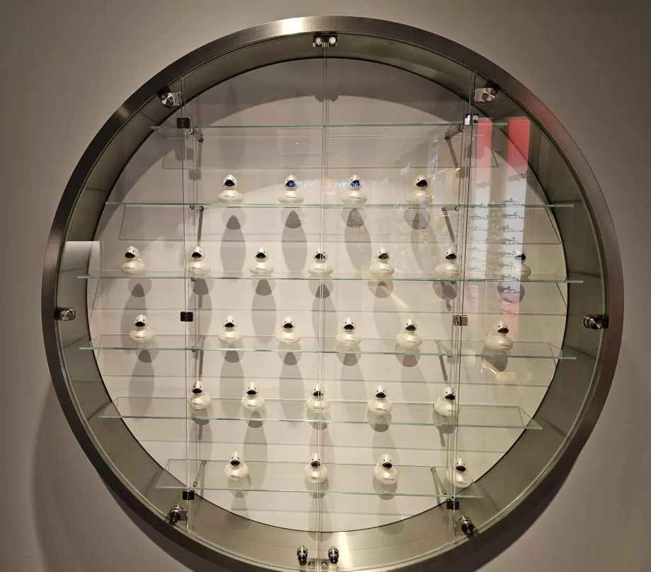 Vitrinskåp med samlarankor