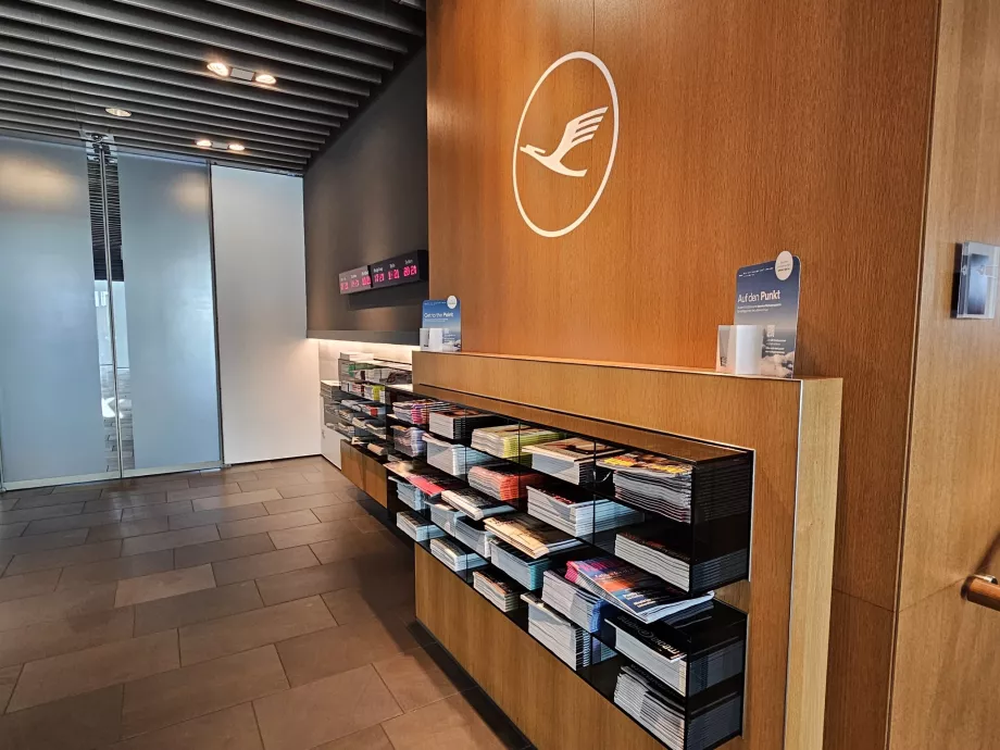 Lufthansas logotyp vid loungens entré