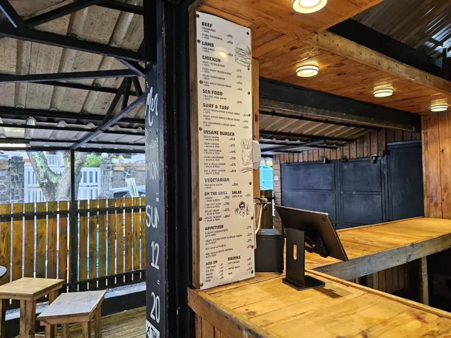 Priser på hamburgare vid stranden