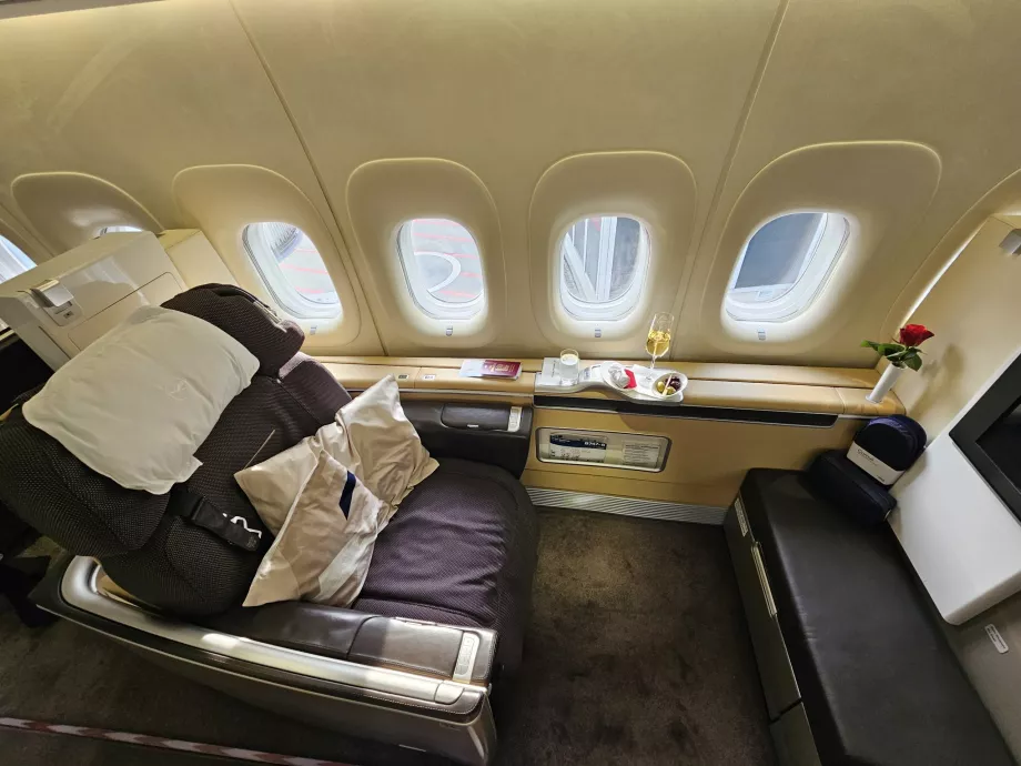 Sittplats i första klass med 2 kuddar