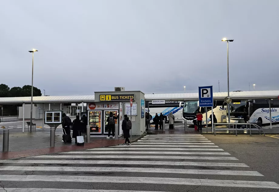 Busstation framför terminalen