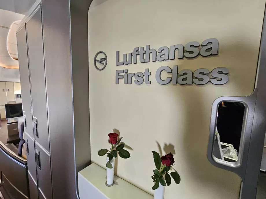 Skylt med texten "Lufthansa First Class"
