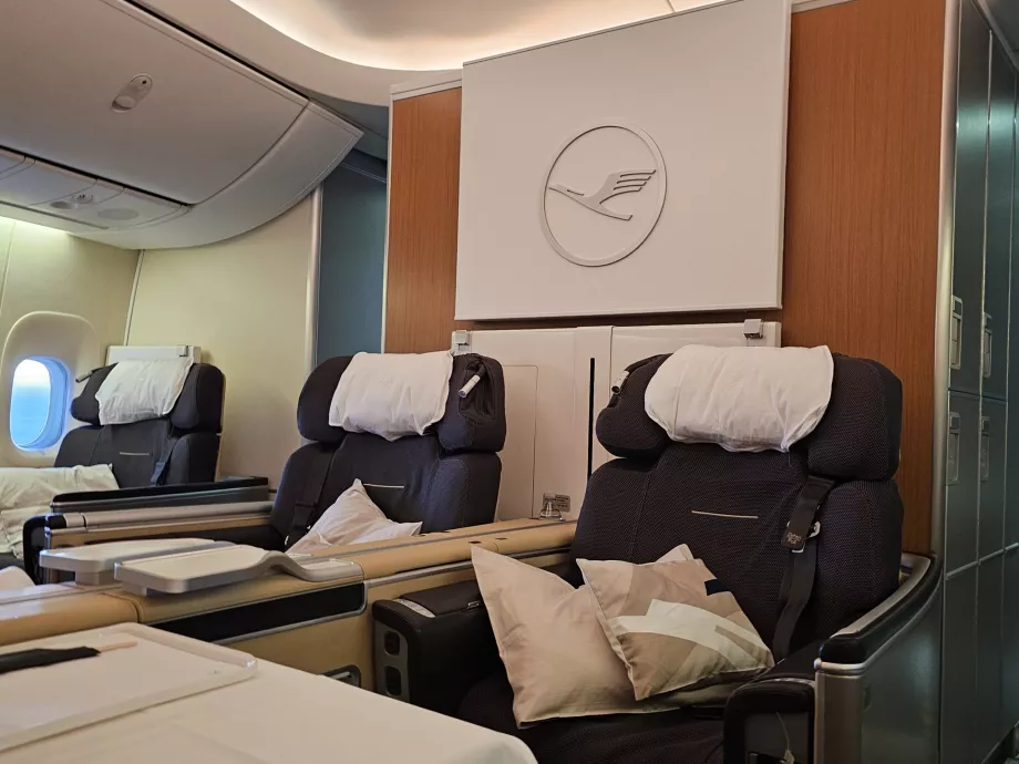 Två säten i mitten av 3:e raden