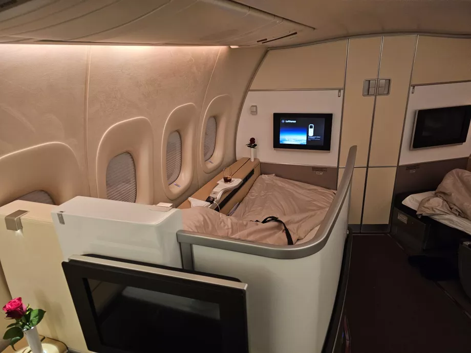 Utdragbar skärm som avskiljer sittplatsen från korridoren