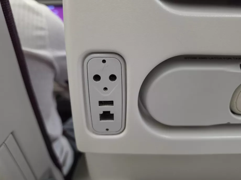 USB-A-port och Ethernet-kontakt