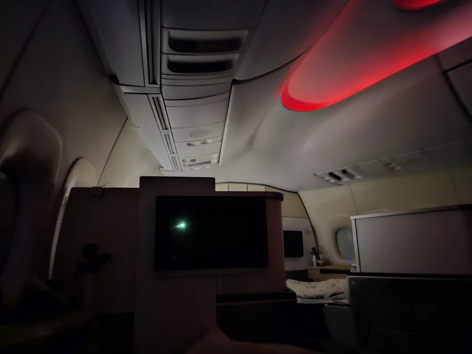 Lampan på passageraren i raden framför mig