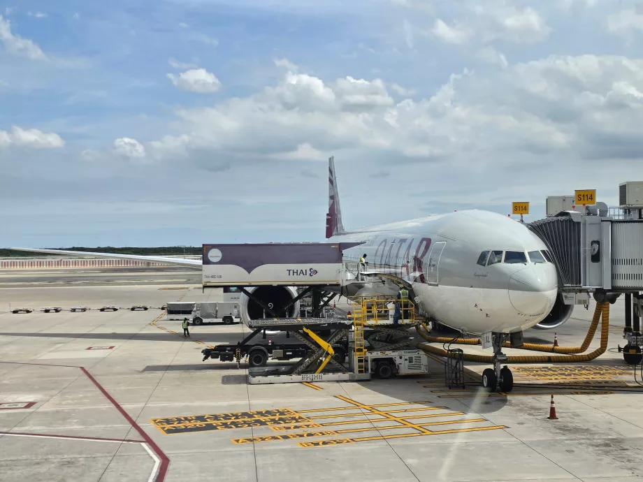 Vår Boeing 777-300 efter landning i Bangkok