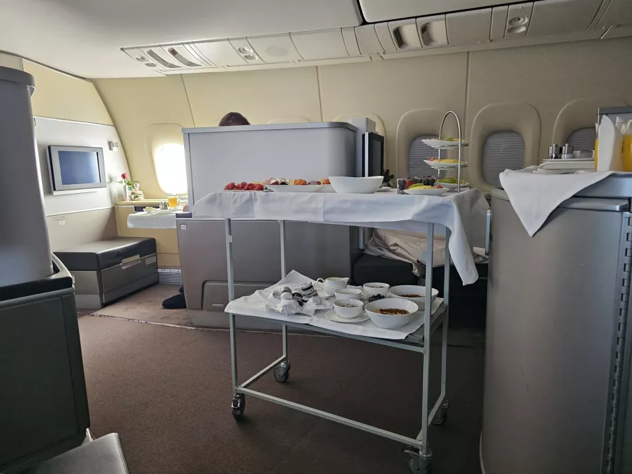 Frukostbordet och serveringen pågår precis bredvid min plats