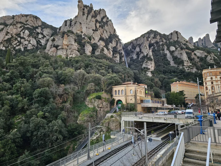 Linbanestation vid klostret Montserrat