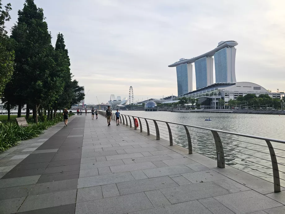 Promenad längs Marina Bay