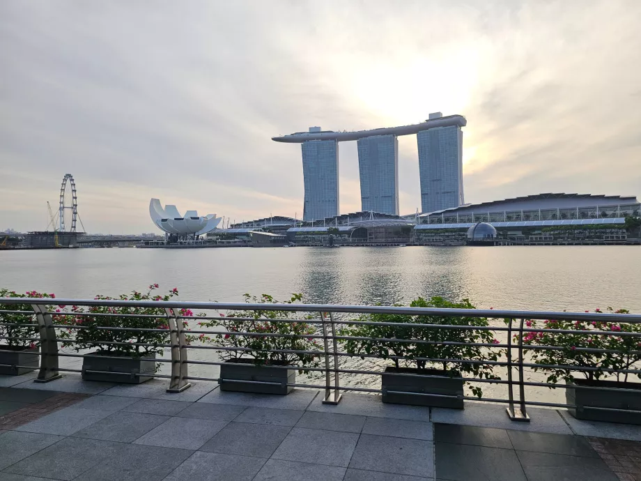 Promenad vid Fullerton Bay