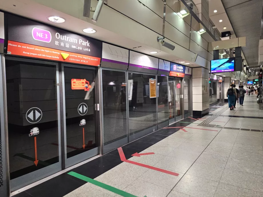 Plattform i tunnelbanestationen