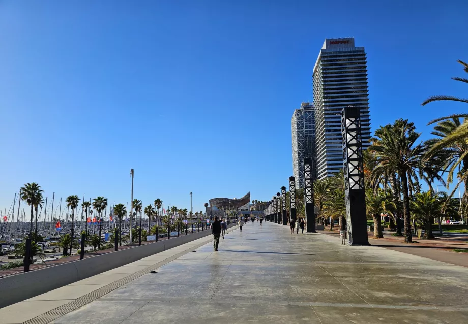 Strandpromenad längs Bogatell-stranden